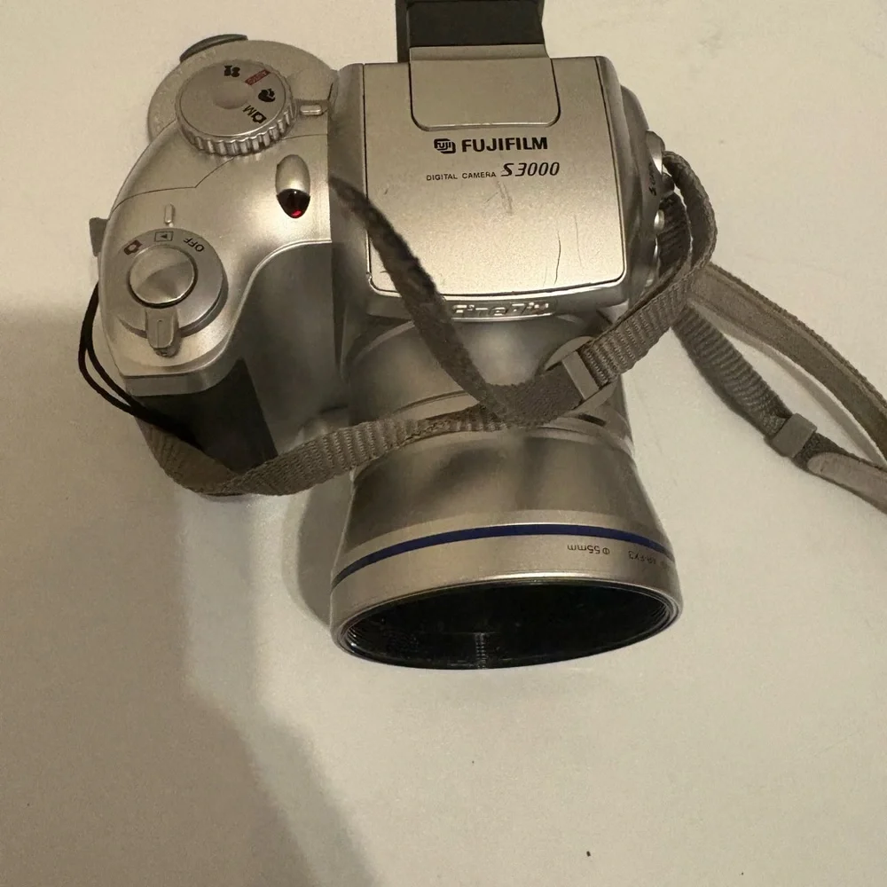 Fujifilm finepix S3000 Silver Digital Camera with Strap